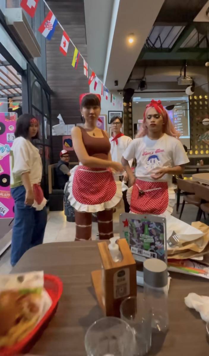 potret Lucinta Luna jadi pelayan Karen's Diner (instagram.com/lucintaluna_manjalita)
