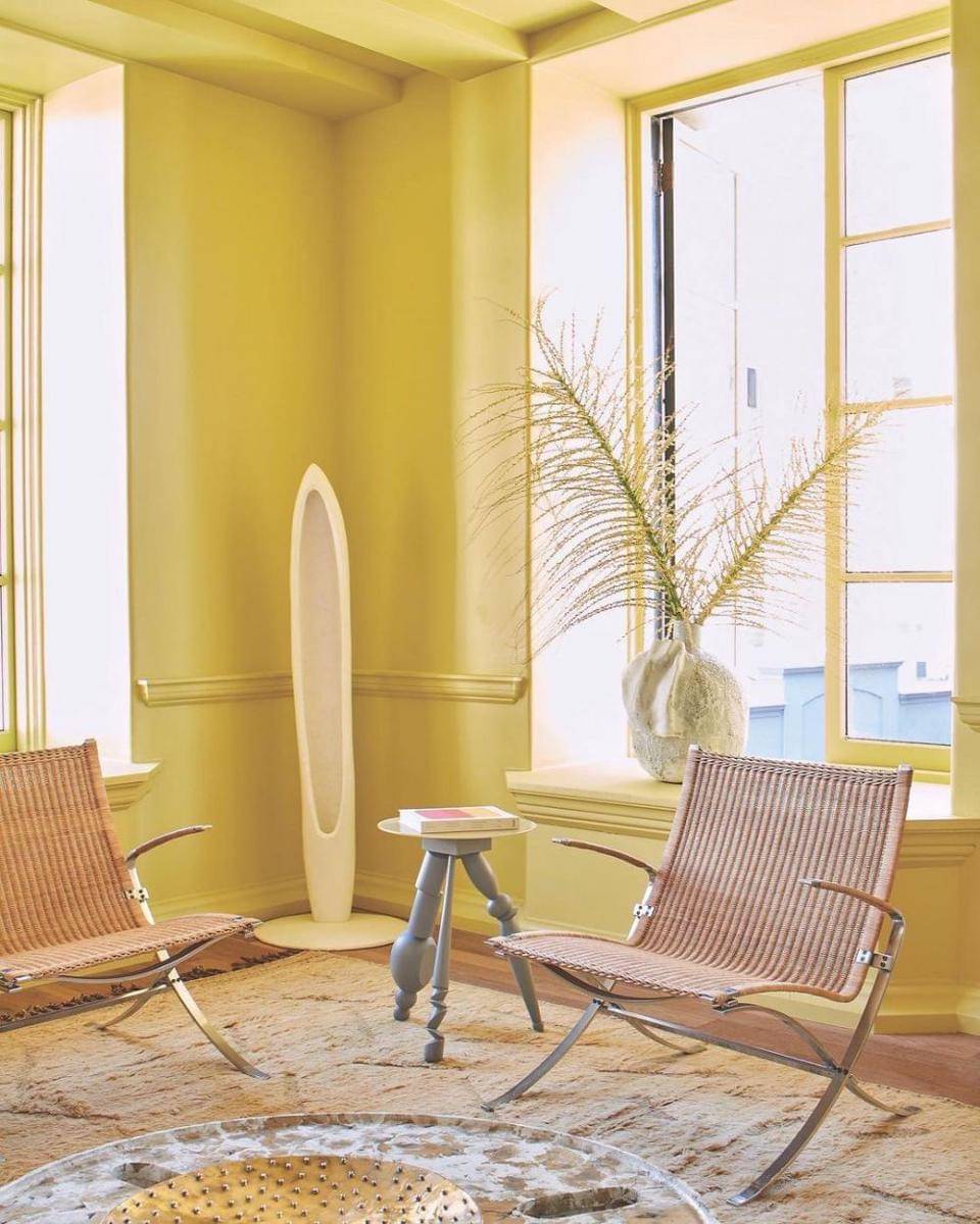 ilustrasi warna kuning cerah (instagram.com/kellywearstler)