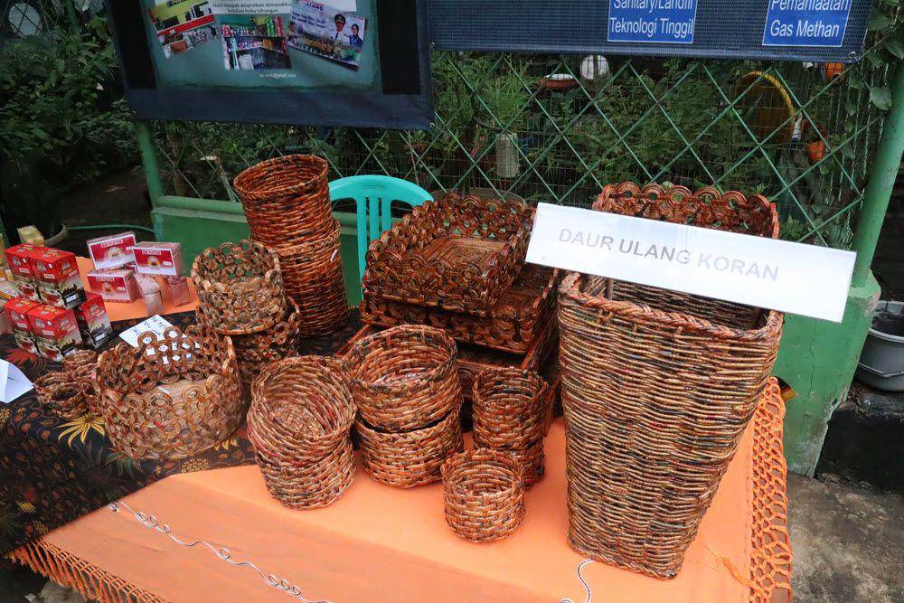 Hasil karya sampah anorganik menjadi barang berguna yang masuk dalam program Amilia Agustin, Go To Zero Waste School. (perhumas.or.id)