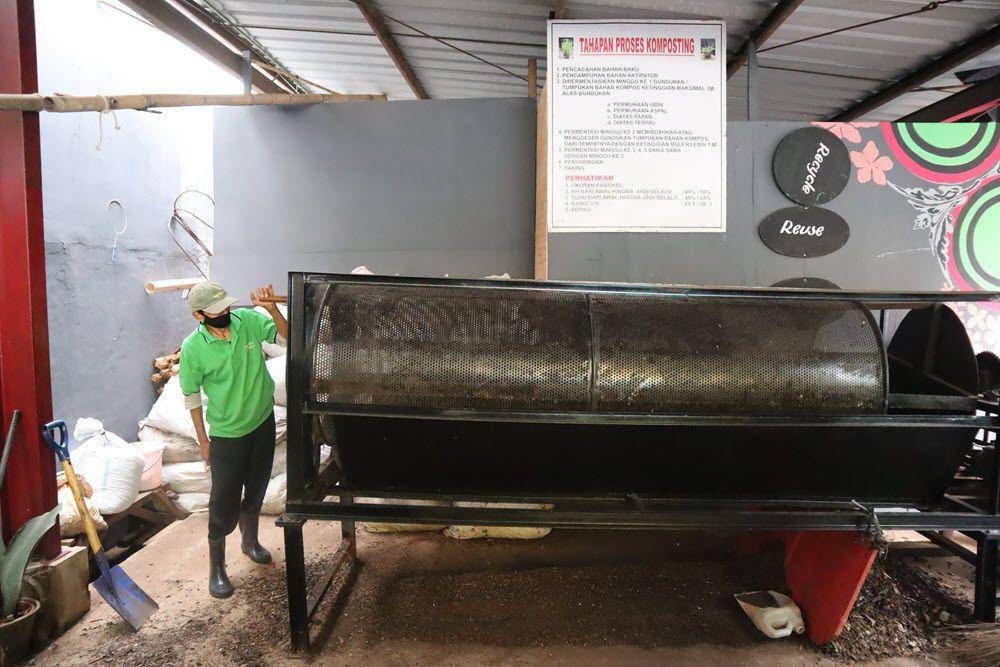 Potret pengolahan sampah organik menjadi pupuk tanaman yang masuk dalam program Amilia Agustin, Go To Zero Waste School. (perhumas.or.id)