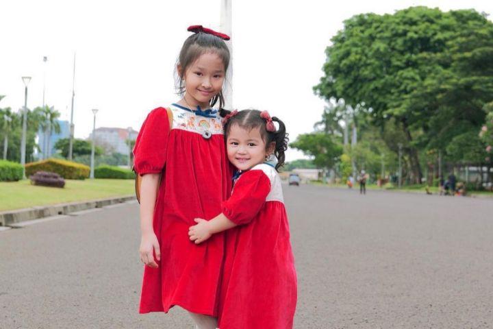 10 Potret Thalia dan Thania Pakai Dress Kembaran, Cuteness Overload!