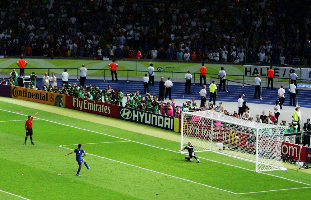 Fabio Grosso pastikan kemenangan Italia atas Prancis di final Piala Dunia 2006. (fifa.com)