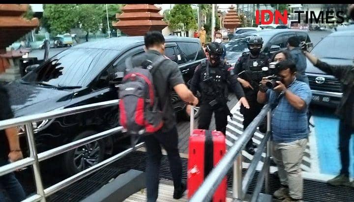 Petugas KPK saat membawa koper berisi berkas dari Kantor DPRD Jatim, Selasa (20/12/2022). (IDN Times/Khusnul).