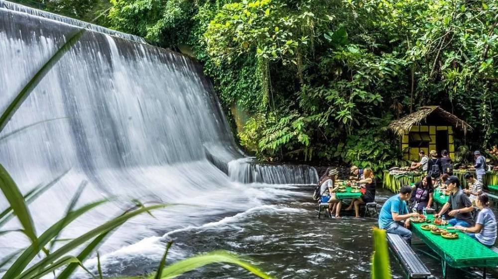 Potret The Labassin Waterfall Restaurant, Filipina (unusualplaces.org)
