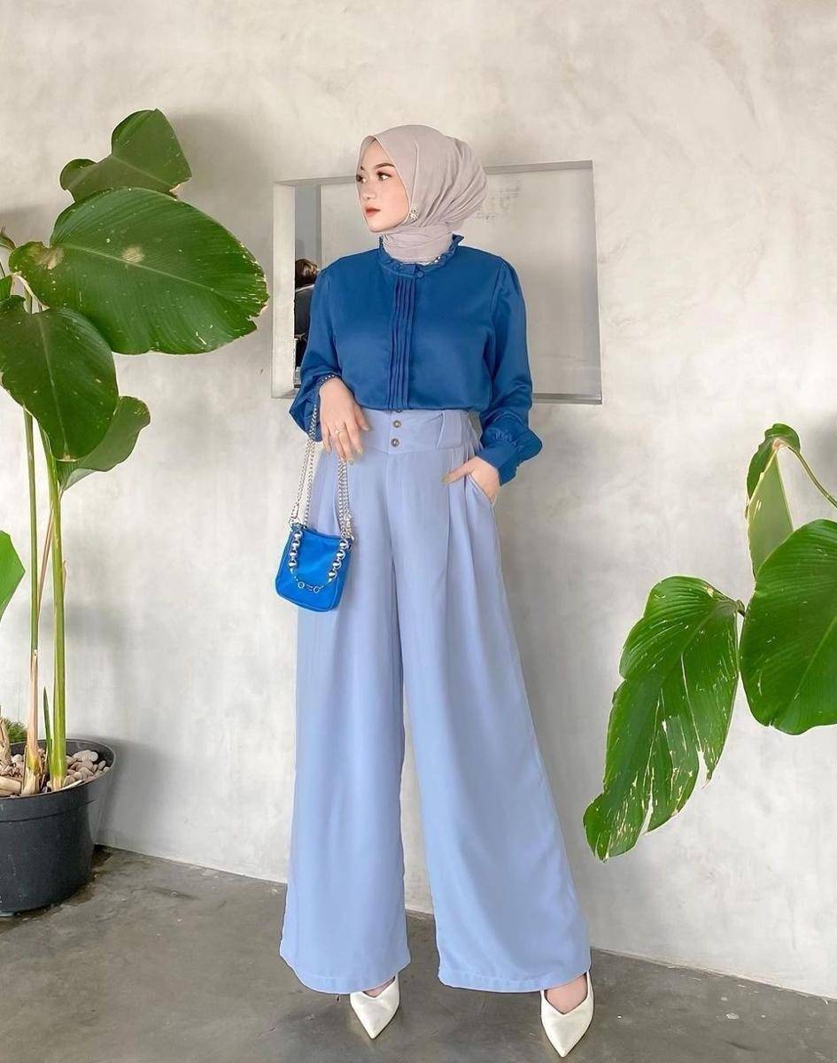 OOTD hijab tema biru (instagram.com/hanifadl_)