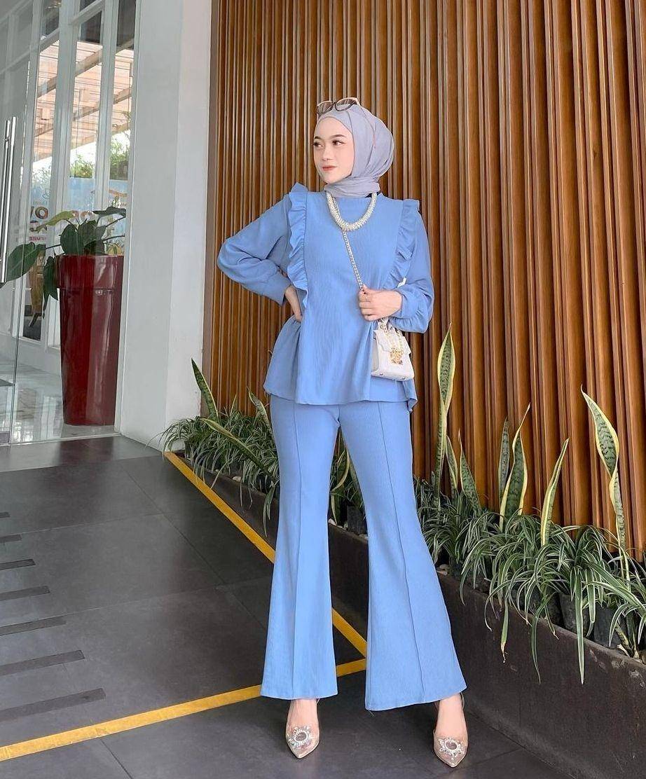 OOTD hijab tema biru (instagram.com/hanifadl_)