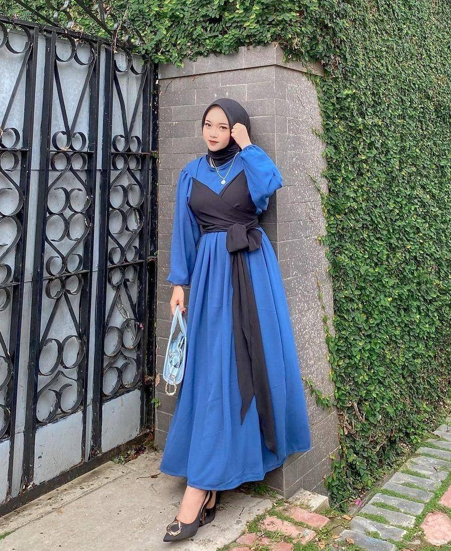 OOTD hijab tema biru (instagram.com/hanifadl_)