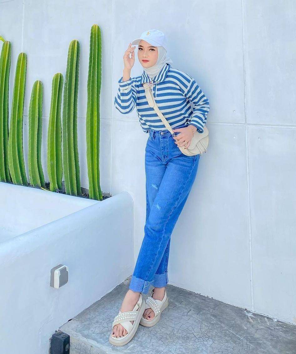 OOTD hijab tema biru (instagram.com/hanifadl_)