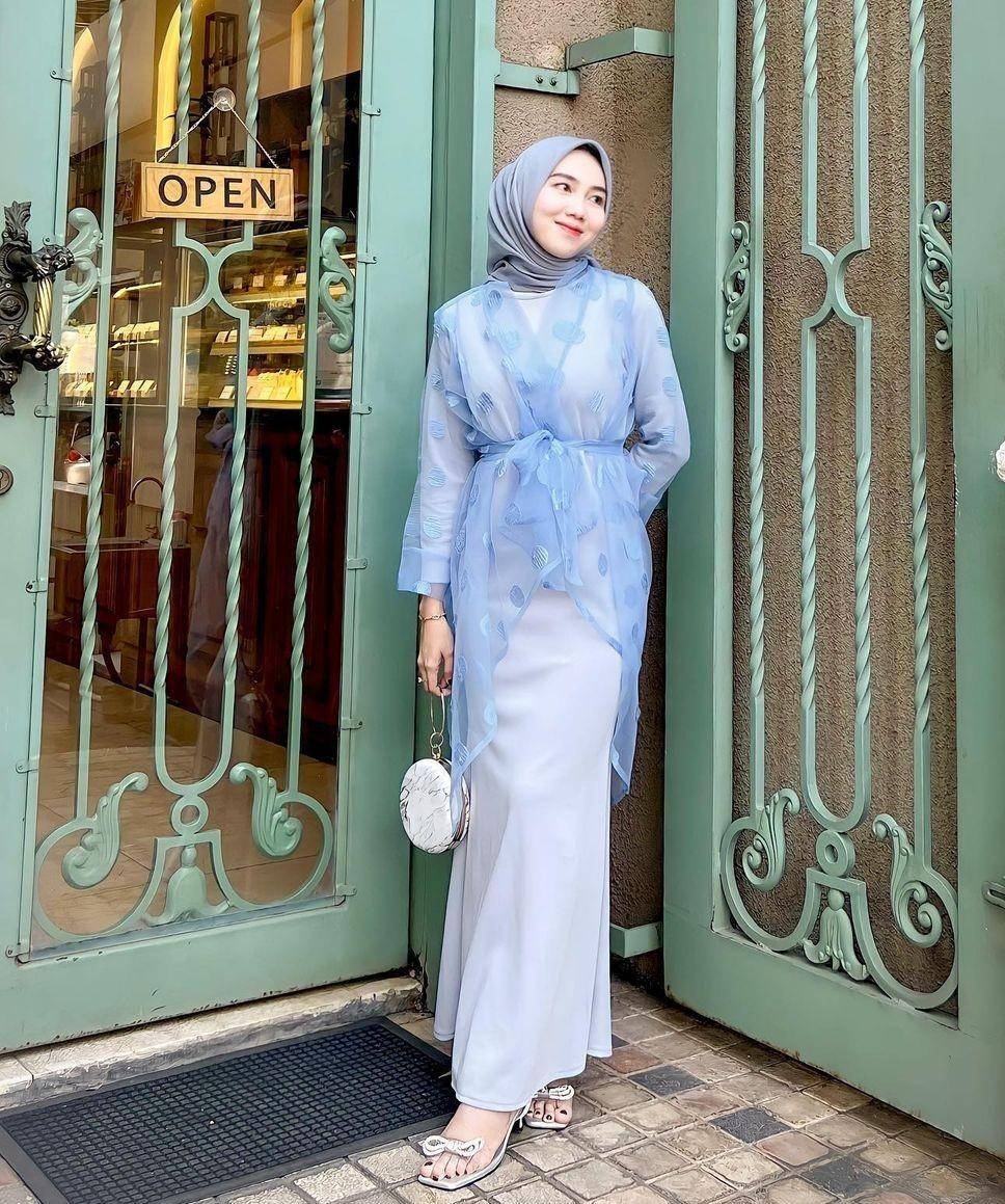 OOTD hijab tema biru (instagram.com/azizahilmi)