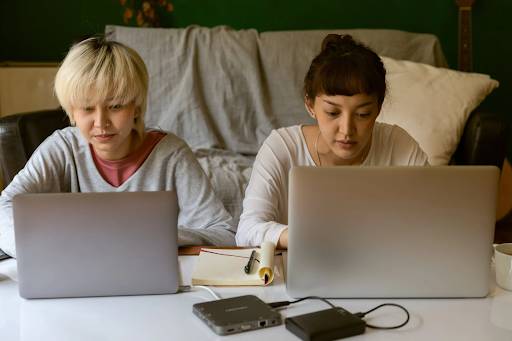Teman yang saling support (Pexels.com/Ketut Subiyanto)