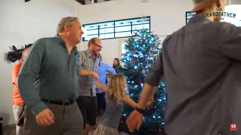 potret keluarga di Denmark menari mengelilingi pohon Natal (youtube.com/Our Grandfather Story Bahasa Indonesia)
