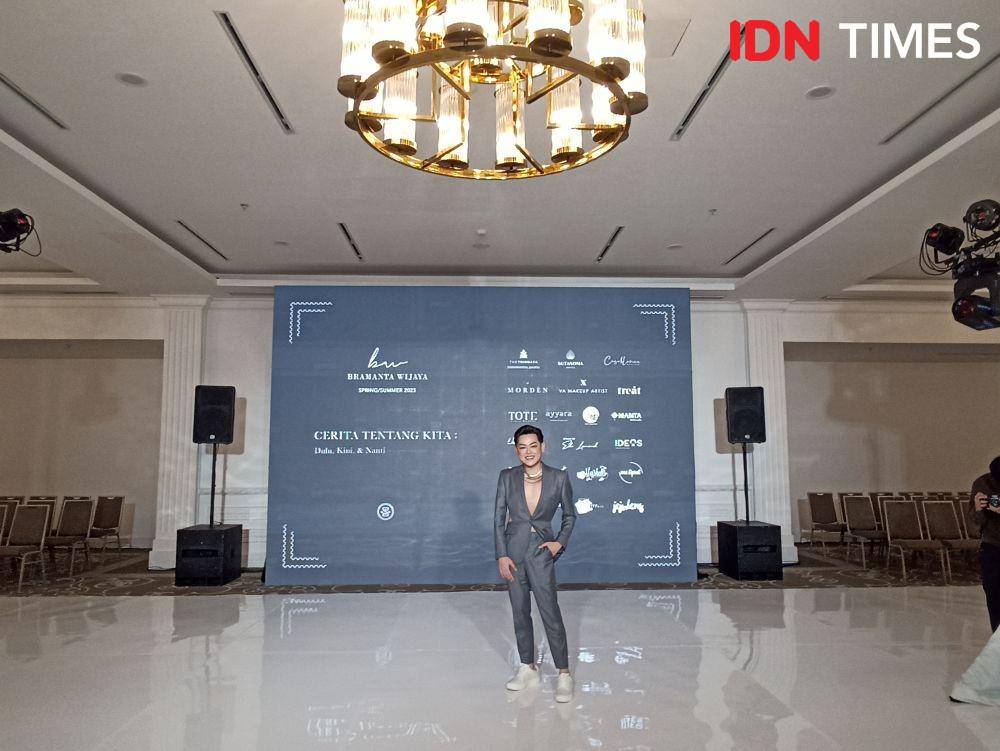 Bramanta Wijaya dalam Press Conference fashion show Bramanta Wijaya Sposa Wedding Dress. 20 Desember 2022. (IDN Times/M. Tarmizi Murdianto)