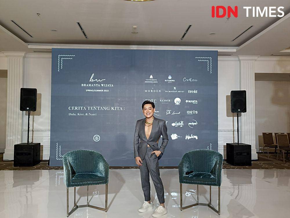 Bramanta Wijaya dalam Press Conference fashion show Bramanta Wijaya Sposa Wedding Dress. 20 Desember 2022. (IDN Times/M. Tarmizi Murdianto)