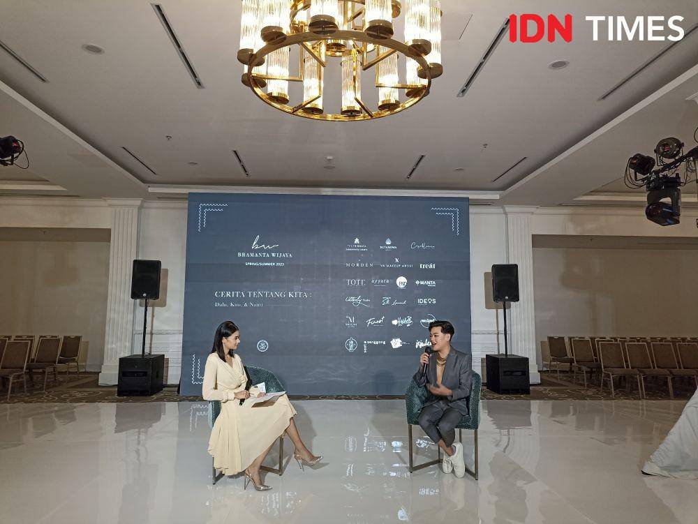 Bramanta Wijaya dalam Press Conference fashion show Bramanta Wijaya Sposa Wedding Dress. 20 Desember 2022. (IDN Times/M. Tarmizi Murdianto)