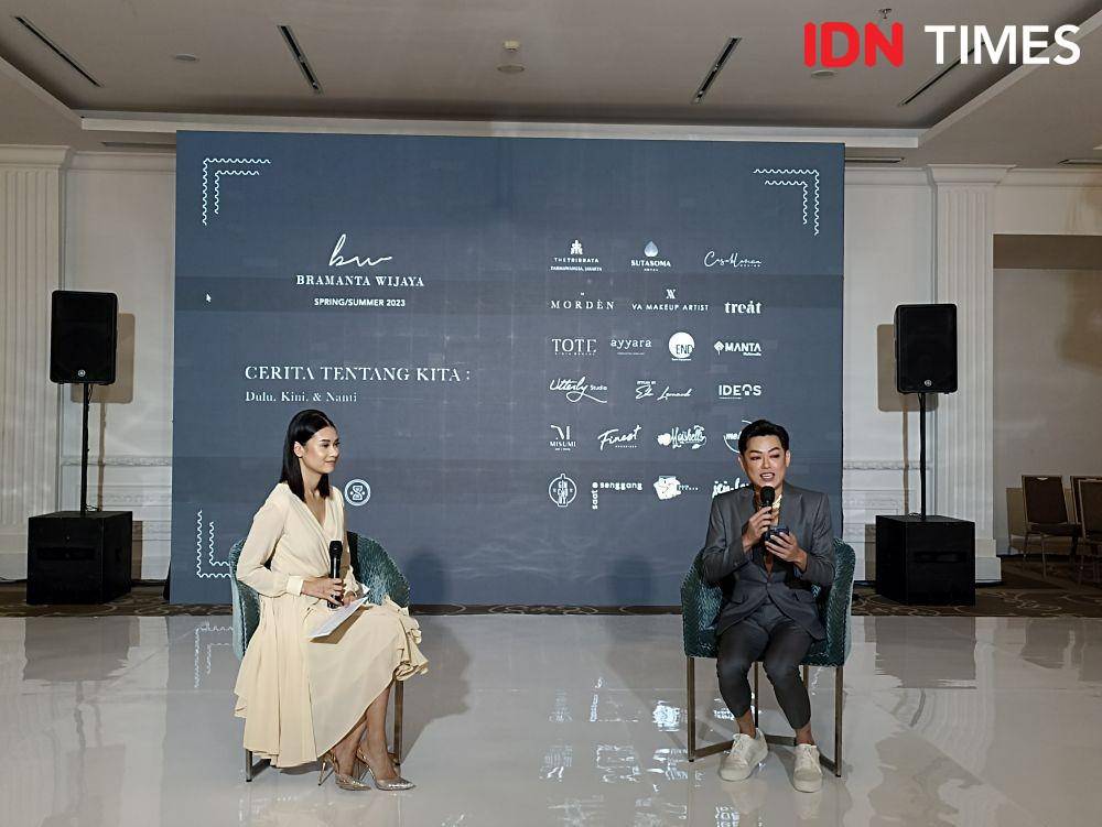 Bramanta Wijaya dalam Press Conference fashion show Bramanta Wijaya Sposa Wedding Dress. 20 Desember 2022. (IDN Times/M. Tarmizi Murdianto)
