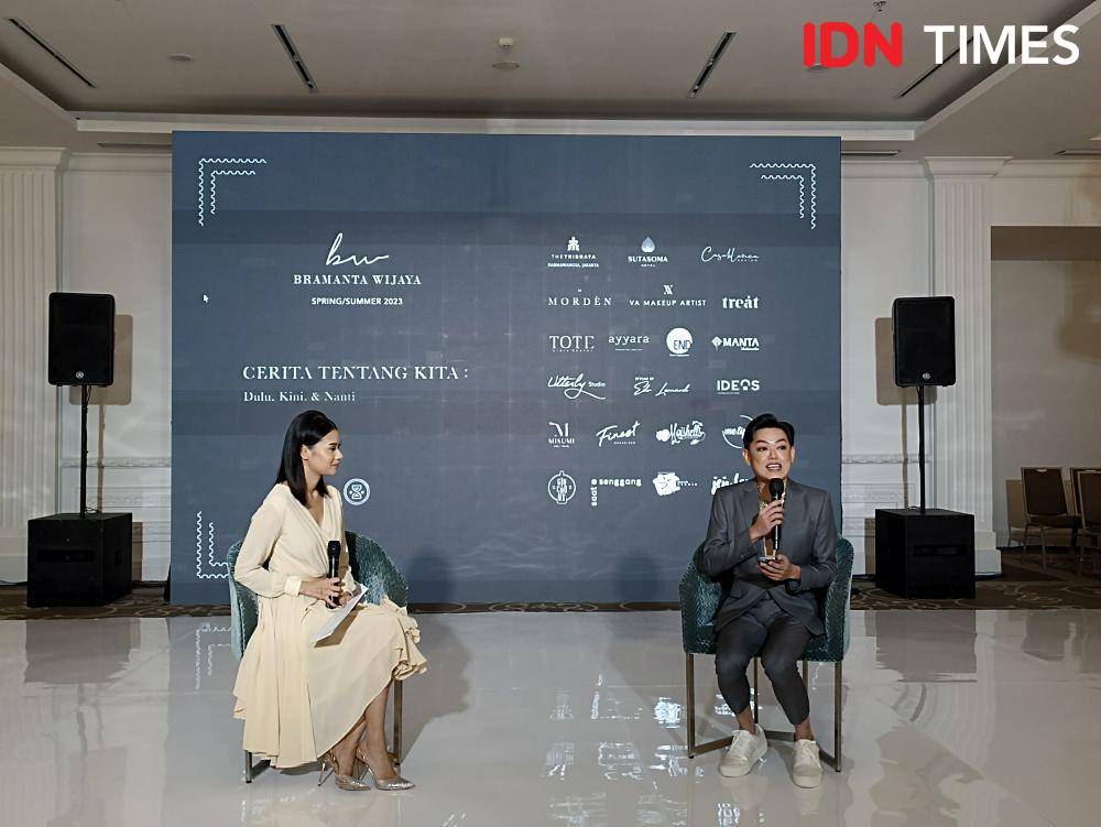 Bramanta Wijaya dalam Press Conference fashion show Bramanta Wijaya Sposa Wedding Dress. 20 Desember 2022. (IDN Times/M. Tarmizi Murdianto)