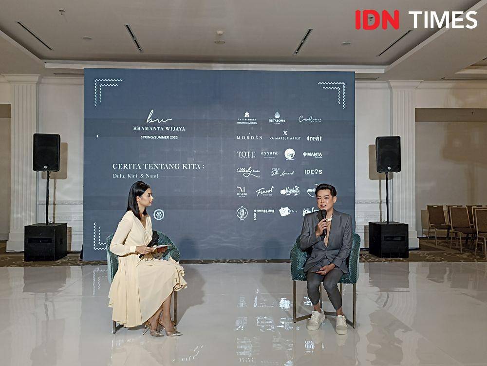 Bramanta Wijaya dalam Press Conference fashion show Bramanta Wijaya Sposa Wedding Dress. 20 Desember 2022. (IDN Times/M. Tarmizi Murdianto)