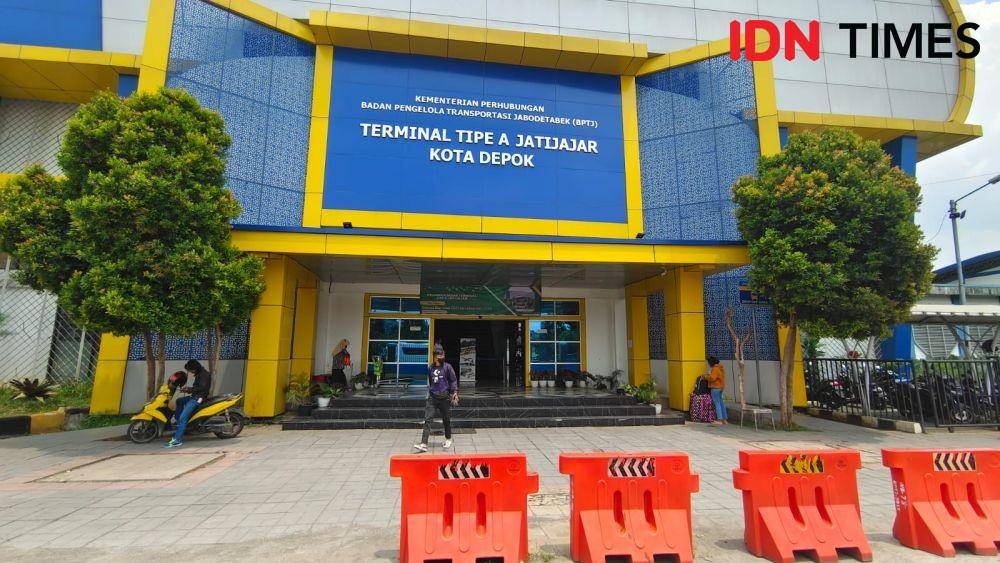 Terminal Jatijajar menjadi akses naik turun penumpang bus AKAP dan AKDP di Kota Depok. (IDNTimes/Dicky)