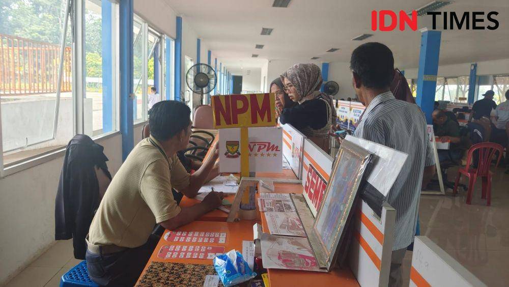 Penumpang saat membeli tiket di layanan loket Terminal Jatijajar, Kota Depok. (IDNTimes/Dicky)