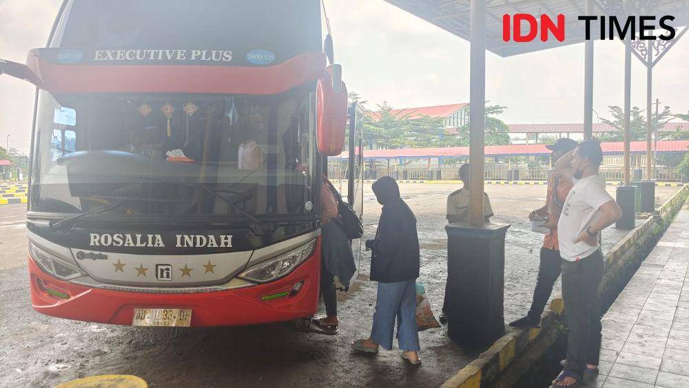 Sejumlah penumpang tampak menaiki bus yang akan membawa ke wilayah Jawa Tengah di Terminal Jatijajar, Kota Depok. (IDNTimes/Dicky)