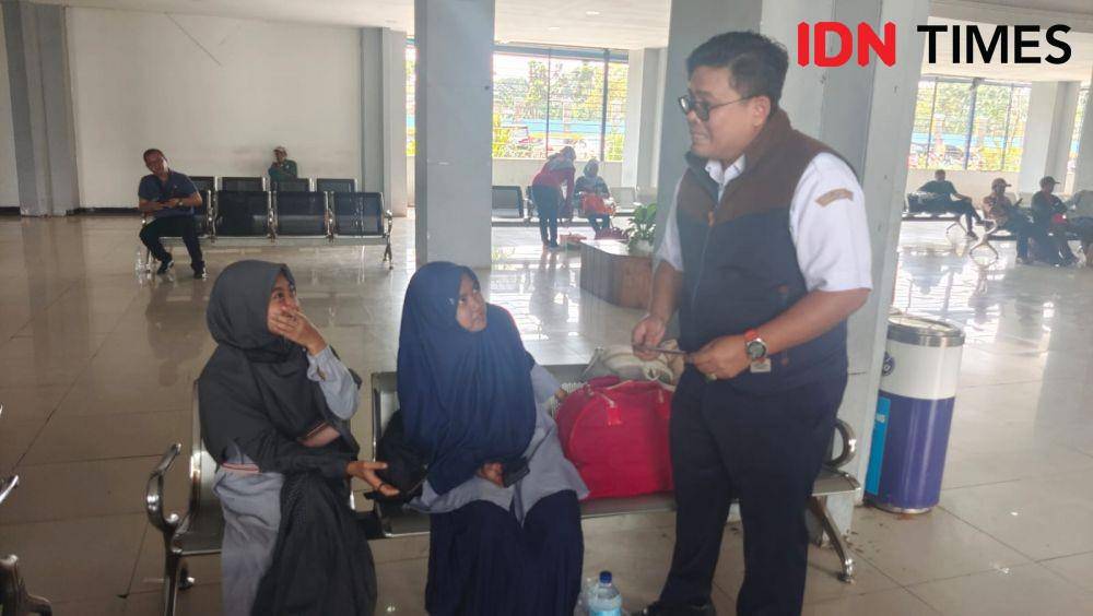 Koordinator Satuan Pelayanan Terminal Jatijajar, Asri Sinuraya saat menemui penumpang di ruang tunggu penumpang Terminal Jatijajar, Kota Depok. (IDNTimes/Dicky)