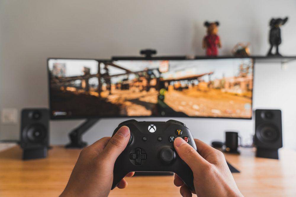 ilustrasi bermain game melalui konsol (unsplash.com/Sam Pak)