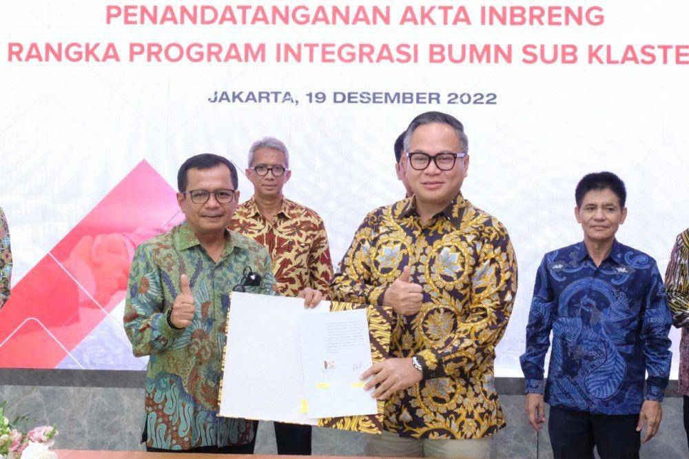 Wakil Menteri BUMN II, Kartika Wirjoatmodjo (kanan) dan Direktur Utama SIG, Donny Arsal (kiri) saat penandatanganan Akta Inbreng dalam rangka program integrasi BUMN Sub Klaster Semen, di Kantor Kementerian BUMN, Jakarta (19/12).