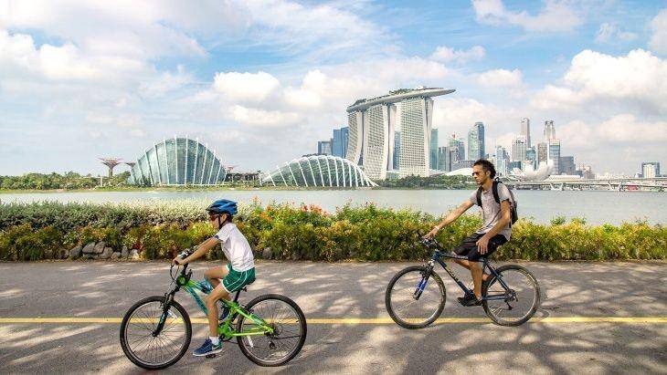 Ilustrasi orang bersepeda di Singapura (visitsingapore.com)