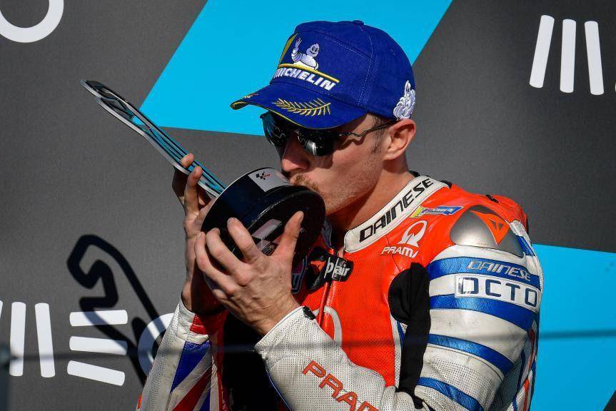 Jack Miller mencium trofi saat naik podium di GP Portugal 2020. (motogp.com)