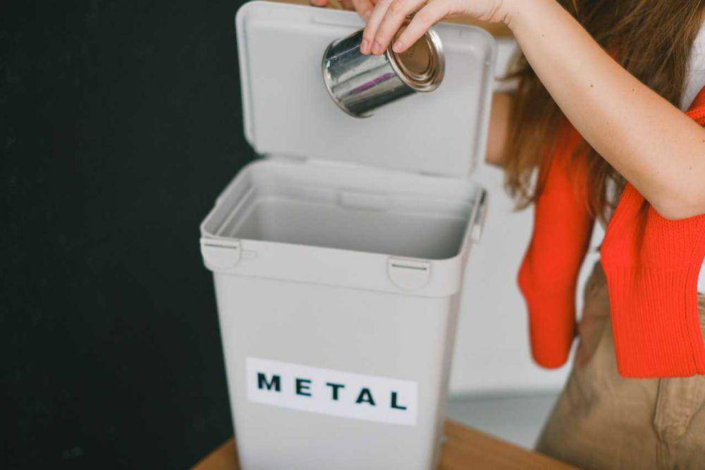 ilustrasi membuang sampah (pexels.com/SHVETS Production)