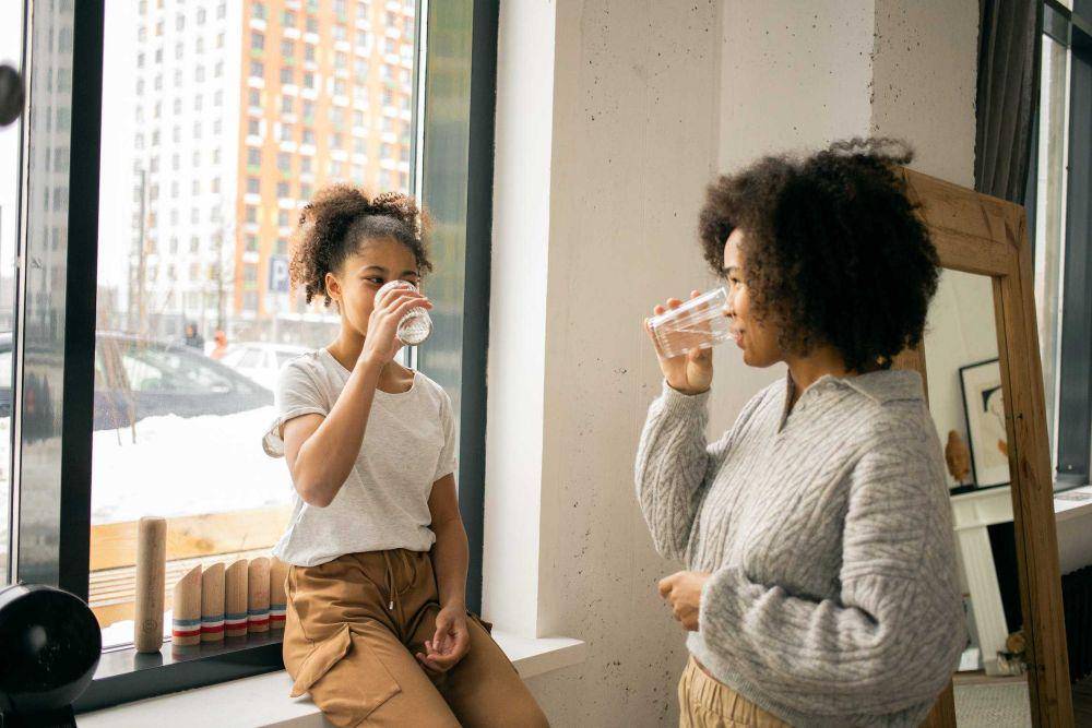ilustrasi ibu dan anak minum air (pexels.com/Monstera)