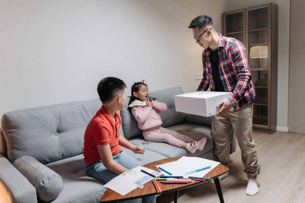ilustrasi memberi hadiah kepada anak (pexels.com/Pavel Danilyuk)