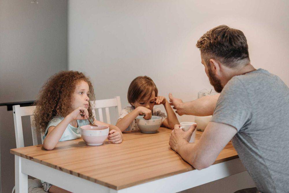 ilustrasi anak sarapan (pexels.com/Pavel Danilyuk)