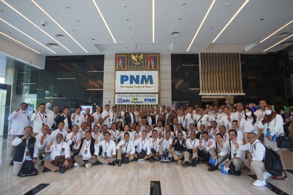 Karyawan PNM bersama CEO dan jajaran Direksi (Dok. PNM)