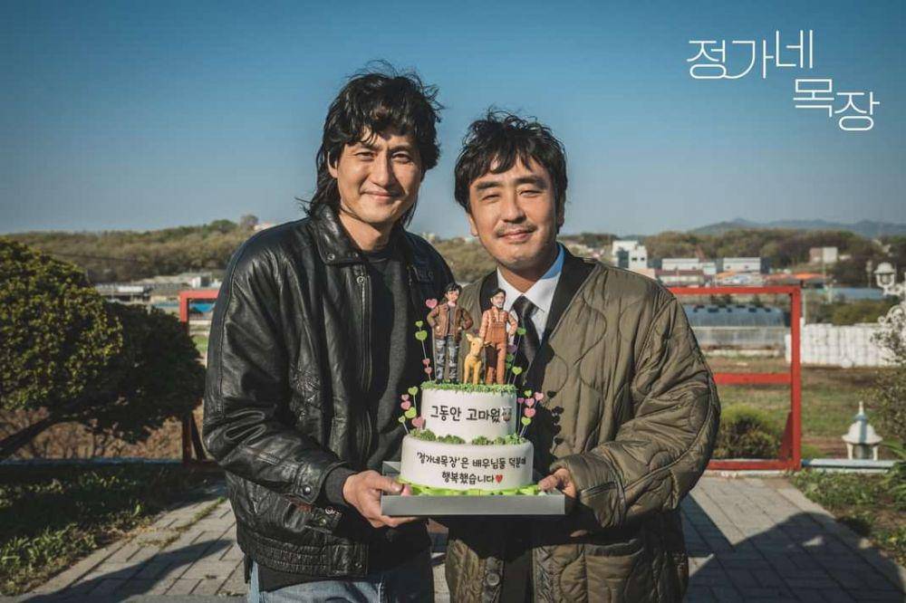 Ryu Seung Ryong dan Park Hae Joon di balik layar film Cattle Run (facebook.com/lotteent.movie)