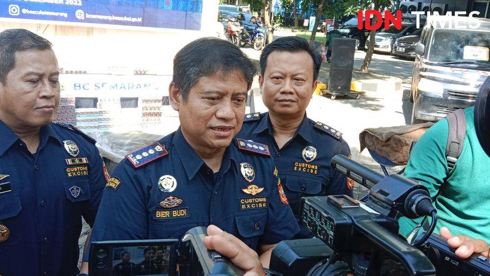 Kepala Bea Cukai Semarang Bier Budi saat menyampaikan pemberantasan rokok ilegal di wilayahnya selama tahun ini. (IDN Times/Fariz Fardianto)