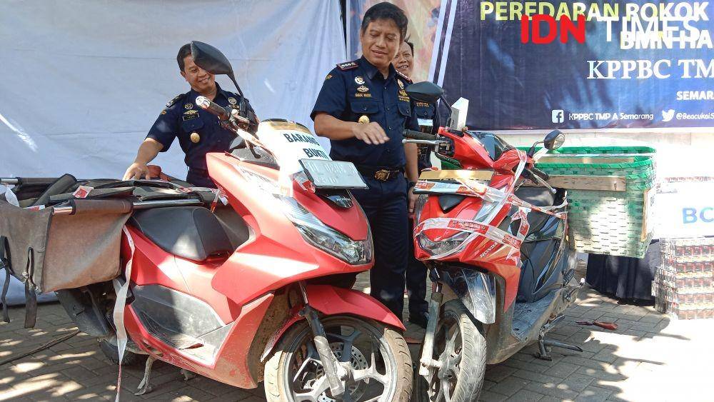 Dua motor matic warna merah yang dipasangi bronjong ini digunakan penjual rokok ilegal di Grobogan. (IDN Times/Fariz Fardianto)