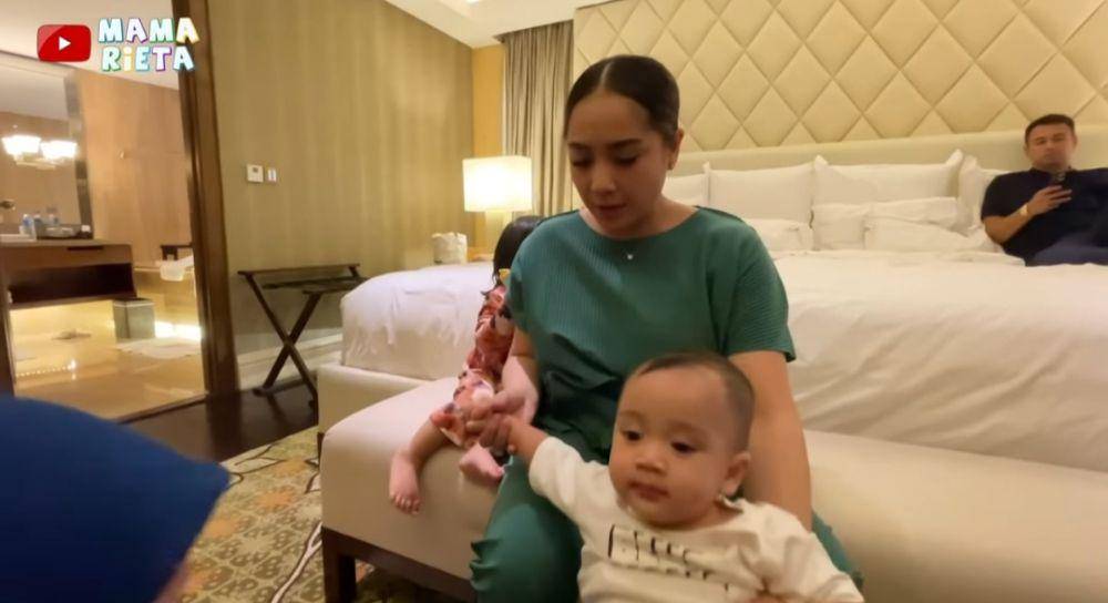 Rayyanza cemburu Nagita gendong Ansara dan Aruni. (youtube.com/Mama Rieta)