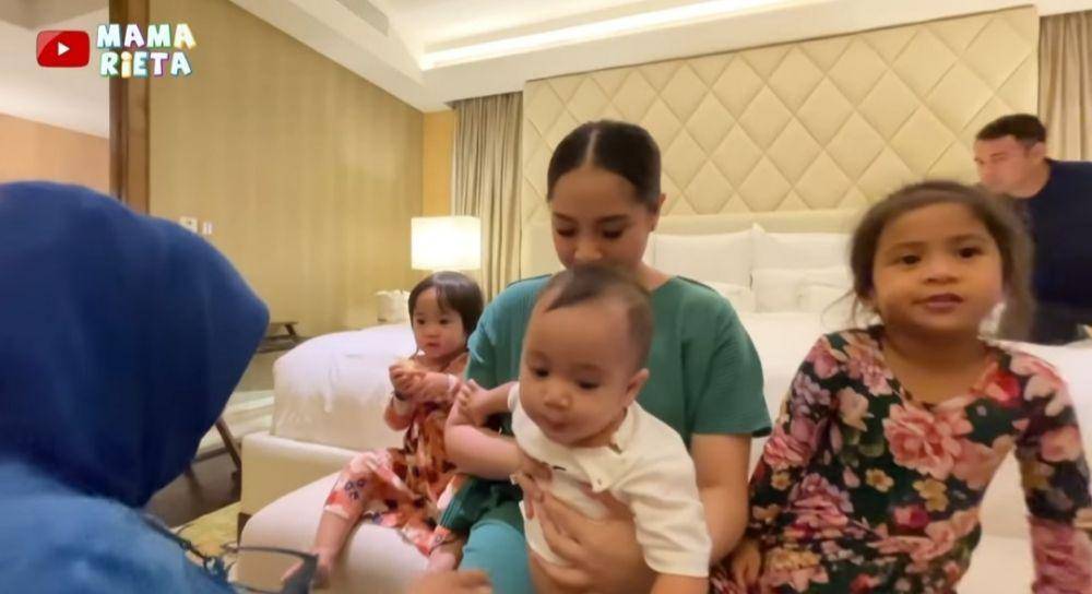 Rayyanza cemburu Nagita gendong Ansara dan Aruni. (youtube.com/Mama Rieta)