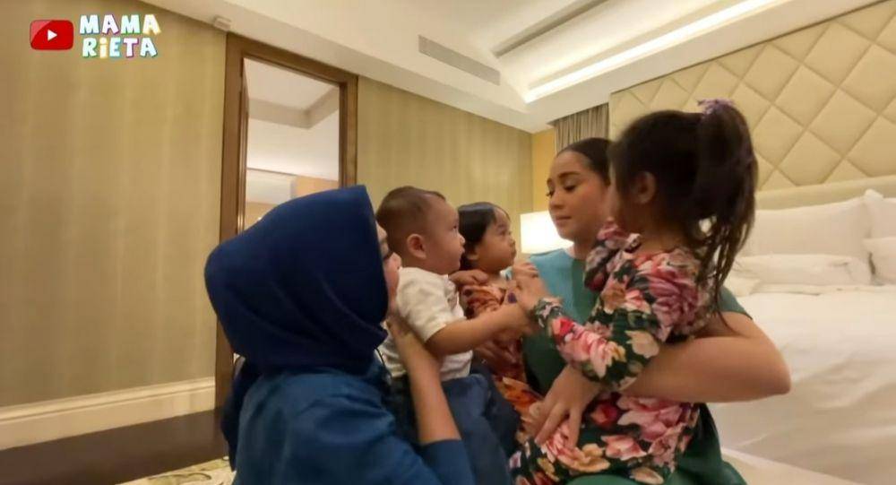 Rayyanza cemburu Nagita gendong Ansara dan Aruni. (youtube.com/Mama Rieta)