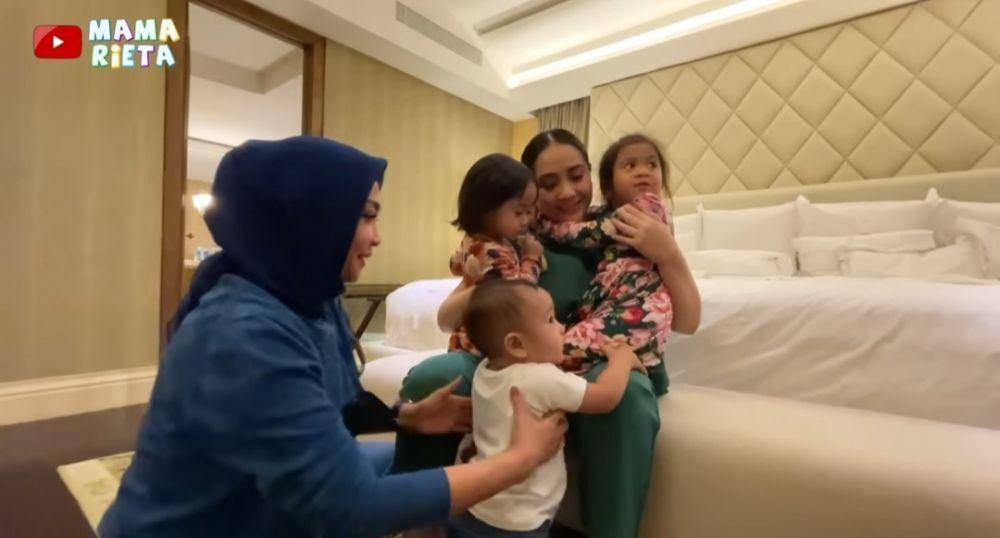 Rayyanza cemburu Nagita gendong Ansara dan Aruni. (youtube.com/Mama Rieta)
