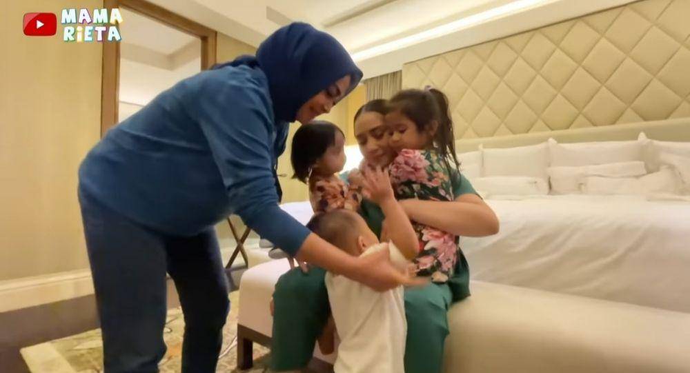 Rayyanza cemburu Nagita gendong Ansara dan Aruni. (youtube.com/Mama Rieta)