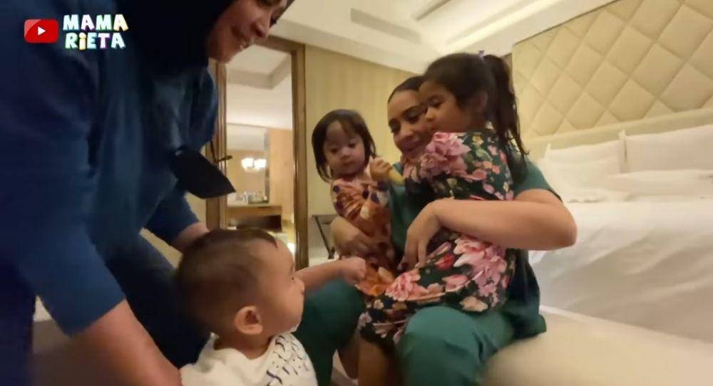 Rayyanza cemburu Nagita gendong Ansara dan Aruni. (youtube.com/Mama Rieta)