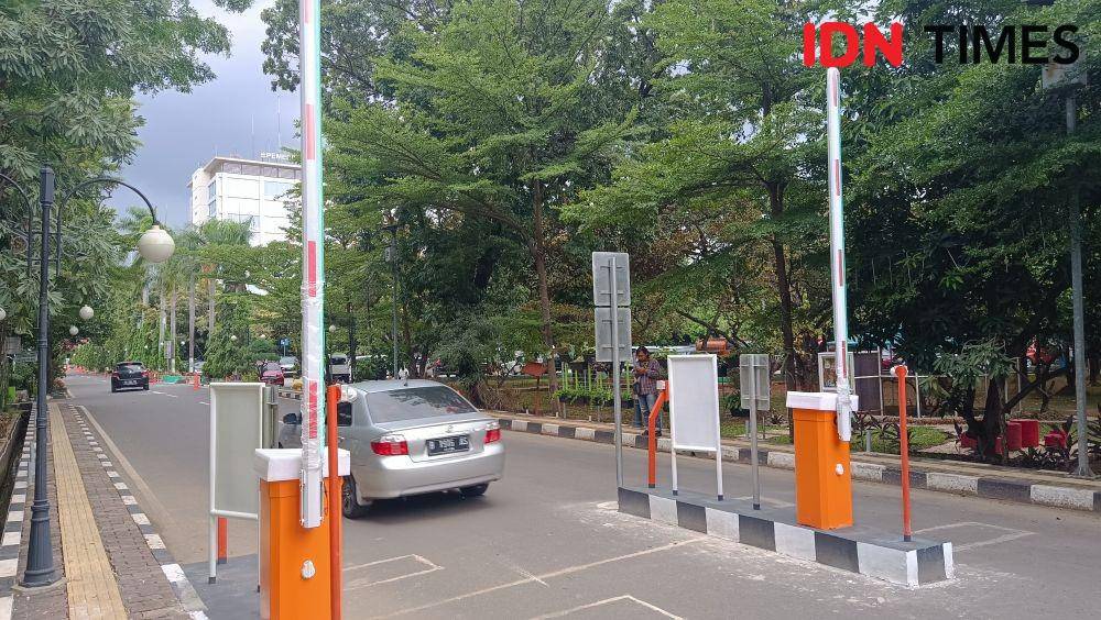 Dua palang pintu di akses keluar masuk Jalan Ir Juanda. (IDN Times/Imam Faishal)