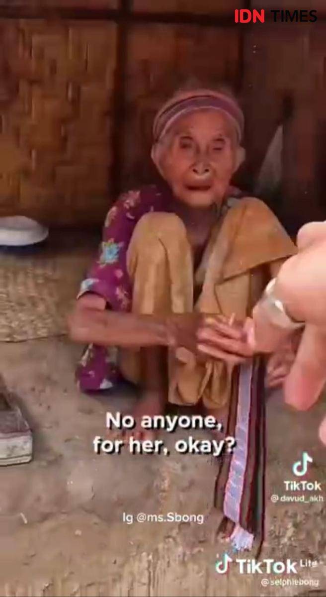 Turis asing saat menanyakan harga selendang tenun kepada seorang nenek di Desa Sasak Sade, Lombok Tengah. (Tangkapan layar akun TikTok @ms.bong)