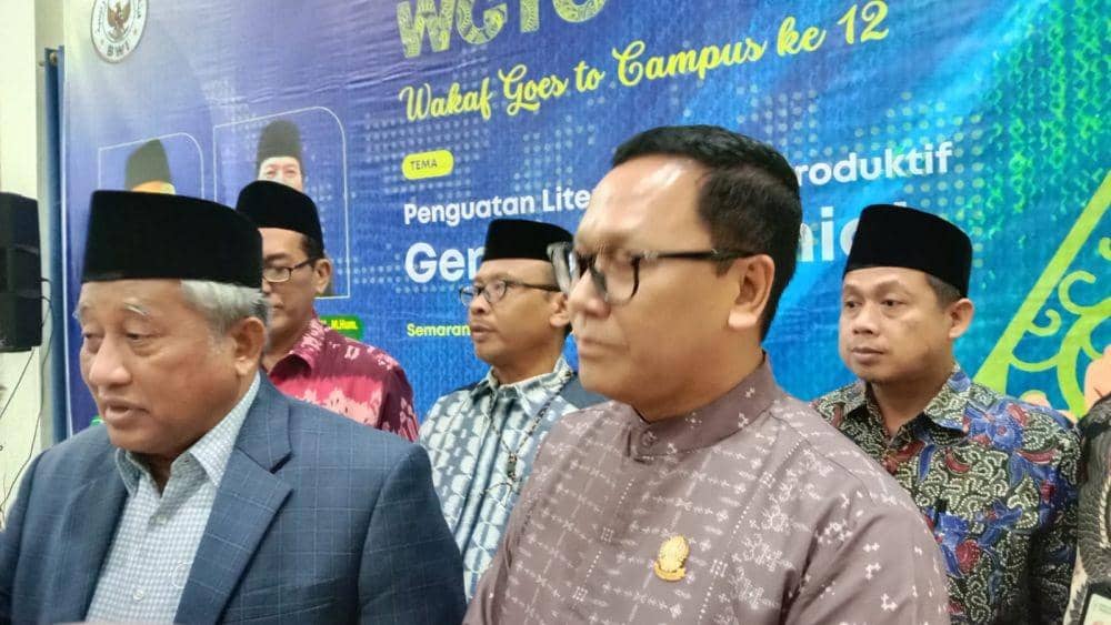 Ketua Pelaksana BWI Prof M Nuh bersama Wakil Rektor Bidang Akademik Undip Prof Faisal menjelaskan penggunaan dana wakaf bagi kampus. (IDN Times/Fariz Fardianto)