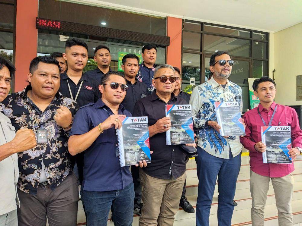 Tim Advokasi TATAK saat mengajukan gugatan perdata ke PN Kota Malang. (IDN Times/Rizal Adhi Pratama)