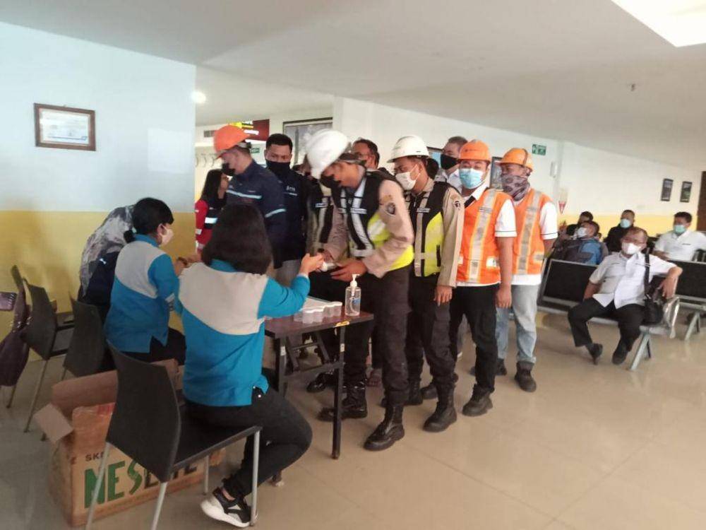 Para pegawai Pelindo 3 Pelabuhan Tanjung Emas Semarang saat mengantre menjalani tes urine di terminal penumpang. (IDN Times/Dok Humas Pelindo Tanjung Emas Semarang)