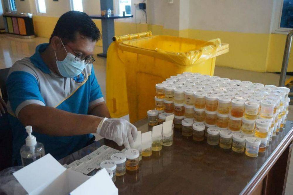 Petugas BNN mengecek satu persatu botol berisi urine milik pegawai Pelindo Pelabuhan Tanjung Emas Semarang. (IDN Times/Dok Humas Pelindo Tanjung Emas Semarang)