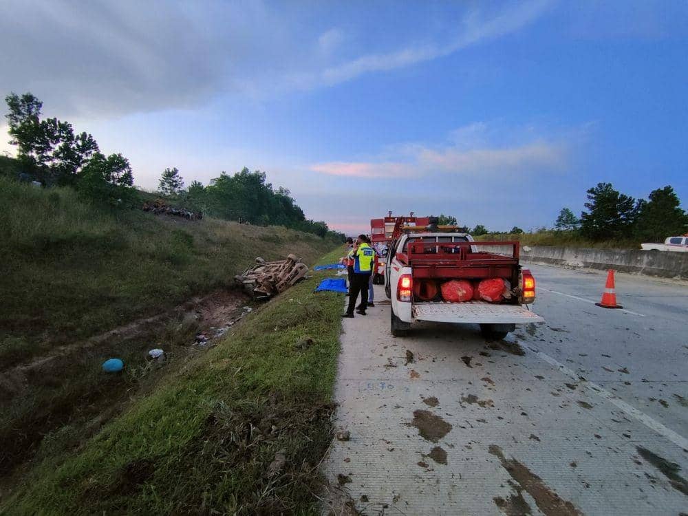 Kecelakaan maut mengakibatkan dua korban meninggal dunia terjadi di Jalan Tol Trans Sumatera (JTTS) KM 197 ruas Terpeka. (Dok. PJR Ditlantas Polda Lampung).